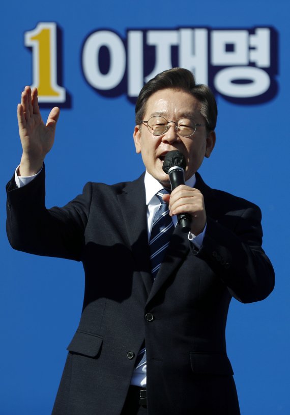 [창원=뉴시스] 최동준 기자 = 이재명 더불어민주당 대선 후보가 27일 경남 창원 상남분수광장에서 유세를 열고 지지를 호소하고 있다. 2022.02.27. photocdj@newsis.com