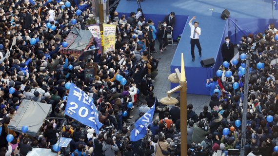 [부산=뉴시스] 최동준 기자 = 이재명 더불어민주당 대선 후보가 27일 부산 부산진구 중앙대로에서 유세를 열고 지지를 호소하고 있다. 2022.02.27. photocdj@newsis.com