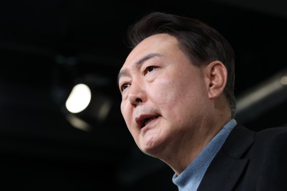 [서울=뉴시스] 최진석 기자 = 윤석열 국민의힘 대선 후보가 27일 서울 여의도 중앙당사에서 안철수 국민의당 대선 후보와의 단일화 관련 기자회견을 하고 있다. (공동취재사진) 2022.02.27. photo@newsis.com