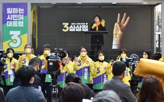 [대구=뉴시스] 이무열 기자 = 심상정 정의당 대선 후보가 26일 오전 대구 중구 동성로 광장에서 열린 유세에서 지지를 호소하고 있다. 2022.02.26. lmy@newsis.com