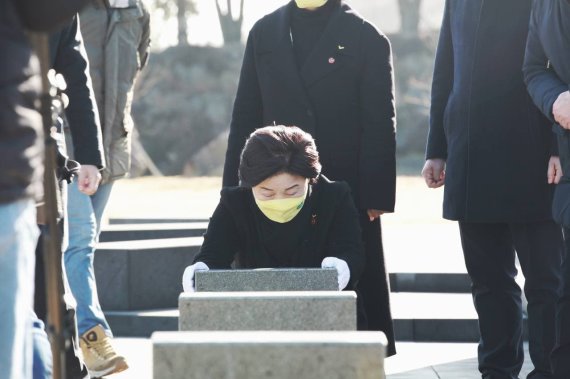 [제주=뉴시스] 최진석 기자 = 심상정 정의당 대선후보가 27일 오전 제주시 제주 4.3 평화공원을 찾아 참배하고 있다. (사진= 정의당 제공) 2022.02.27. photo@newsis.com *재판매 및 DB 금지