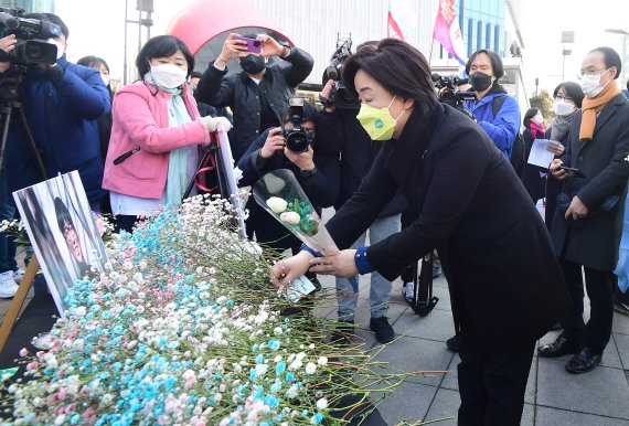 [서울=뉴시스] 최진석 기자 = 심상정 정의당 후보가 27일 서울 서대문구 신촌 유플렉스 앞 광장에서 열린 변희수 하사 1주기 추모제에서 헌화를 하고 있다. (공동취재사진) 2022.02.27. photo@newsis.com