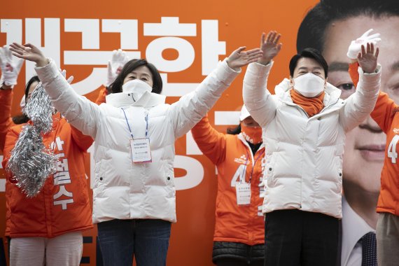 [서울=뉴시스] 국회사진기자단 = 안철수 국민의당 대선 후보와 부인 김미경 교수가 26일 서울 종로구 광장시장 인근에서 시민들을 향해 지지를 호소하고 있다. 2022.02.26. photo@newsis.com