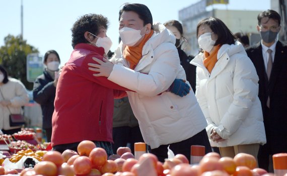 [순천=뉴시스] 류형근 기자 = 안철수 국민의당 대선후보가 27일 오후 전남 순천시 아랫장에서 상인들을 만나며 지지를 호소하고 있다. 2022.02.27. hgryu77@newsis.com