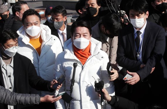 [여수=뉴시스] 전신 기자 = 안철수 국민의당 대선 후보가 27일 전남 여수 이순신광장에서 유세를 마친 후 취재진 질문에 답변하고 있다. (공동취재사진) 2022.02.27. photo@newsis.com