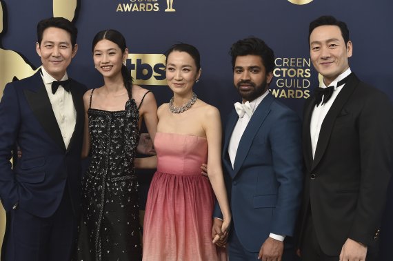 Lee Jung-jae, from left, Jung Ho-yeon, Kim Joo-ryeong, Anupam Tripathi and Park Hae-soo arrive at the 28th annual Screen Actors Guild Awards at the Barker Hangar on Sunday, Feb. 27, 2022, in Santa Monica, Calif. (Photo by Jordan Strauss/Invision/AP) /뉴시스/AP /사진=뉴시스 외신화상