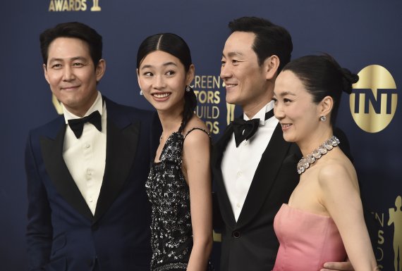 Lee Jung-jae, from left, Jung Ho-yeon, Park Hae-soo, and Kim Joo-ryeong arrive at the 28th annual Screen Actors Guild Awards at the Barker Hangar on Sunday, Feb. 27, 2022, in Santa Monica, Calif. (Photo by Jordan Strauss/Invision/AP) /뉴시스/AP /사진=뉴시스 외신화상