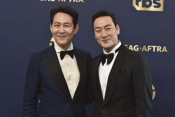 Lee Jung-jae, left, and Park Hae-soo arrive at the 28th annual Screen Actors Guild Awards at the Barker Hangar on Sunday, Feb. 27, 2022, in Santa Monica, Calif. (Photo by Jordan Strauss/Invision/AP) /뉴시스/AP /사진=뉴시스 외신화상