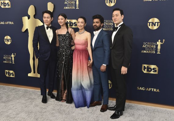 [샌타모니카=AP/뉴시스] 넷플릭스 한국 드라마 오징어 게임의 배우 이정재, 정호연, 김주령, 아누팜 트리파티, 박해수(왼쪽부터)가 27일(현지시간) 미 캘리포니아주 샌타모니카의 바커 행어에서 열리는 제28회 미국배우조합상(SAG) 시상식에 도착해 포토타임을 갖고 있다. /사진=뉴시스