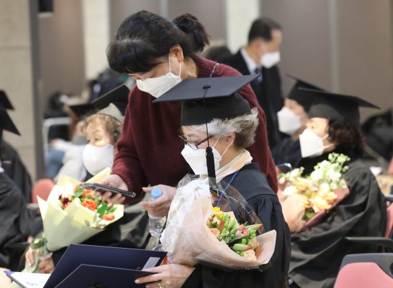 서울시·시립대 '서울시니어대학' 운영…수강생 모집 - 파이낸셜뉴스 서울시·시립대 '서울시니어대학' 운영…수강생 모집 - 파이낸셜뉴스