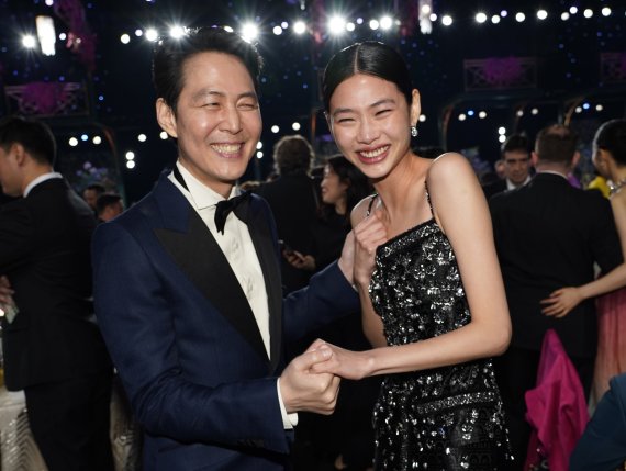 Lee Jung-jae, left, and Jung Ho-yeon react in the audience at the 28th annual Screen Actors Guild Awards at the Barker Hangar on Sunday, Feb. 27, 2022, in Santa Monica, Calif. (Photo/Chris Pizzello) /뉴시스/AP /사진=뉴시스 외신화상