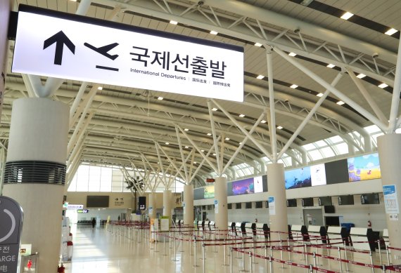 코로나19 여파로 지난 2020년 3월17일 제주국제공항 국제선 운항이 중단돼 청사가 한산한 모습을 보이고 있다. 2020.03.17. woo1223@newsis.com /사진=뉴시스