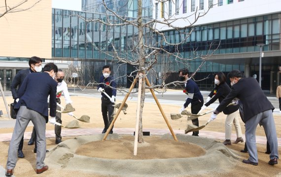 삼성바이오에피스 고한승 사장(오른쪽에서 4번째)이 28일 창립 10주년을 맞아 인천 송도 삼성바이오에픽스 사옥 내 정원에서 기념 식수 행사를 진행하고 있다. 삼성바이오에피스 제공.