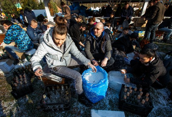 27일(현지시간) 우크라이나 서부 우즈로호드에서 지역 주민들이 모여 화염병을 만들고 있다. © 로이터=뉴스1 © News1 정윤미 기자
