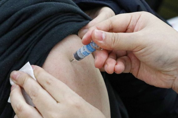 지난달 14일 오후 서울 양천구보건소에서 시민이 노바백스 백신 접종을 받고 있다. (공동취재사진) 뉴시스 제공.