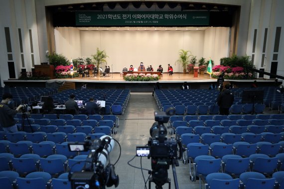[서울=뉴시스] 백동현 기자 = 28일 오후 서울 서대문구 이화여자대학교 대강당에서 2021학년도 전기 학위수여식이 진행되고 있다. 2022.02.28. livertrent@newsis.com