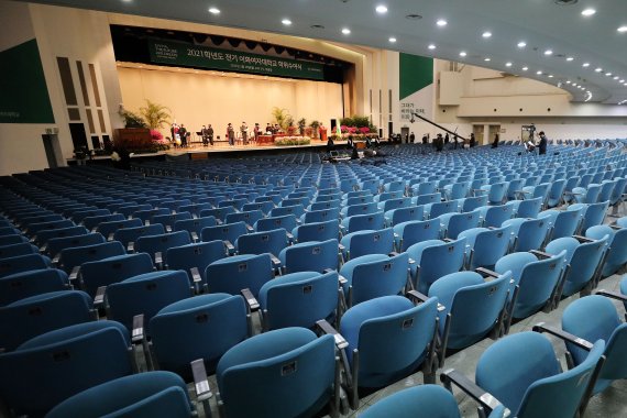 [서울=뉴시스] 백동현 기자 = 28일 오후 서울 서대문구 이화여자대학교 대강당에서 2021학년도 전기 학위수여식이 진행되고 있다. 2022.02.28. livertrent@newsis.com
