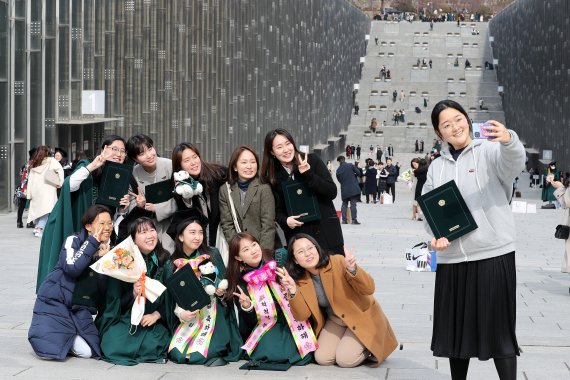 [서울=뉴시스] 백동현 기자 = 이화여대 20221학년도 전기 학위수여식이 개최된 28일 오후 서울 서대문구 이화여자대학교에서 졸업생들이 기념촬영을 하고 있다. 2022.02.28. livertrent@newsis.com