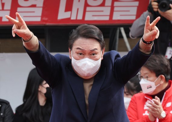 [강릉=뉴시스] 전신 기자 = 윤석열 국민의힘 대선 후보가 28일 강원도 강릉 월화거리 광장에서 열린 유세에서 시민들을 향해 지지를 호소하고 있다. 2022.02.28. photo1006@newsis.com