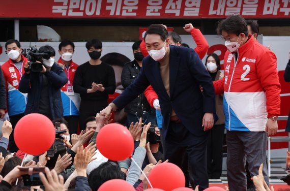 [강릉=뉴시스] 전신 기자 = 윤석열 국민의힘 대선 후보가 28일 강원도 강릉 월화거리 광장에서 열린 유세에서 시민들과 인사하고 있다. 2022.02.28. photo1006@newsis.com