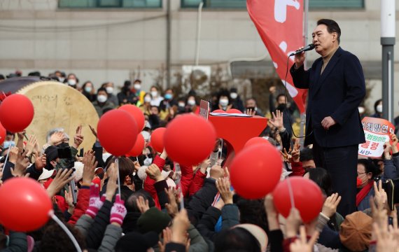 [강릉=뉴시스] 전신 기자 = 윤석열 국민의힘 대선 후보가 28일 강원도 강릉 월화거리 광장에서 열린 유세에서 시민들을 향해 지지를 호소하고 있다. 2022.02.28. photo1006@newsis.com