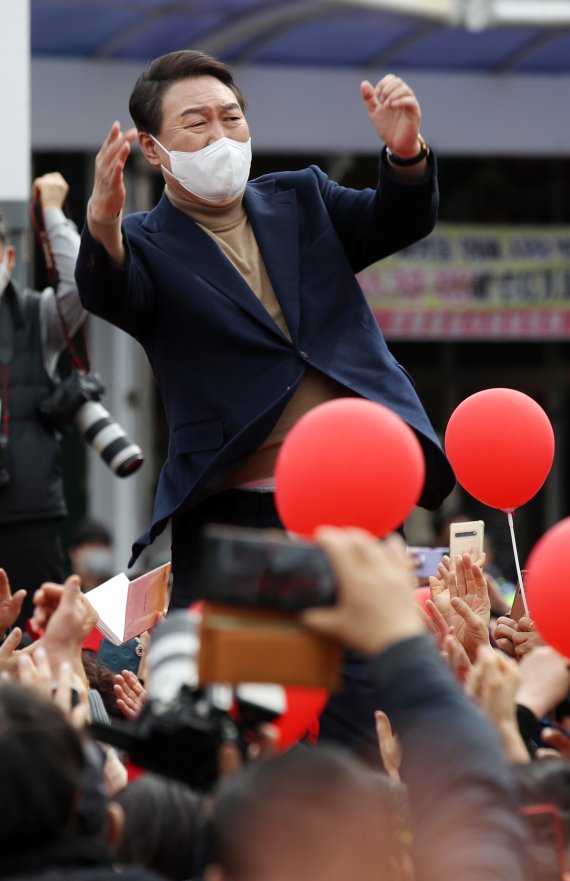 [강릉=뉴시스] 전신 기자 = 윤석열 국민의힘 대선 후보가 28일 강원도 강릉 월화거리 광장에서 열린 유세에서 시민들을 향해 지지를 호소하고 있다. 2022.02.28. photo1006@newsis.com