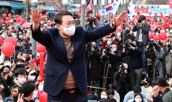 [강릉=뉴시스] 전신 기자 = 윤석열 국민의힘 대선 후보가 28일 강원도 강릉 월화거리 광장에서 열린 유세에서 시민들을 향해 지지를 호소하고 있다. 2022.02.28. photo1006@newsis.com