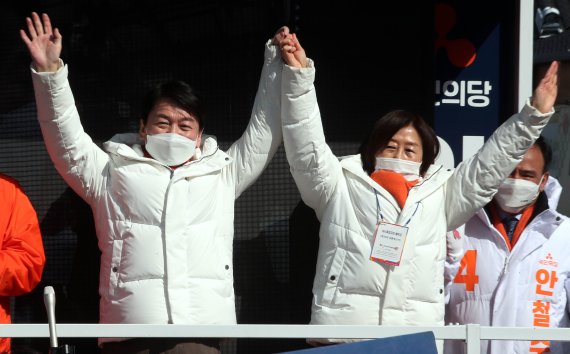 안철수 국민의당 대선 후보가 28일 전북 고창전통시장 앞에서 시민들을 향해 지지를 호소하고 있다. (공동취재사진) 사진=뉴시스