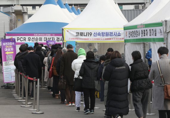 2월 28일 오전 서울역 선별진료소에서 시민들이 신종 코로나바이러스 감염증(코로나19) 신속항원검사를 받기 위해 줄을 서 있다. 사진=뉴스1