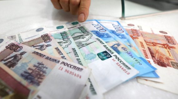 [서울=뉴시스] 서방국가들의 러시아 제재 발표 이후 루블화 가치가 사상 최저인 30% 가까이 폭락했다. 28일 오후 서울 시내 한 사설환전소에서 업주가 루블화를 정리하고 있다. 2022.02.28.