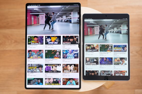 '갤럭시탭S8 울트라'(왼쪽)와 '아이패드 프로 10.5인치' 모델 화면 크기 비교. 같은 유튜브 앱에서도 화면에 표시되는 정보량이 다르다. 2022.2.27/뉴스1 © News1 이기범 기자