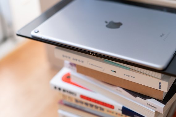 '갤럭시탭S8 울트라' 두께는 5.5mm로 최신 아이패드 프로 12.9인치 모델(6.4mm)보다 얇다. 사진은 아이패드 프로 10.5인치 모델(위)과 갤럭시탭S8 울트라(아래) 두께 비교. 2022.2.27/뉴스1 © News1 이기범 기자