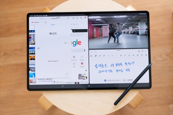 '갤럭시탭S8 울트라' 화면 분할 모습. 영상을 보면서 동시에 필기를 하는 등 멀티태스킹 작업이 가능하다. 2022.2.27/뉴스1 © News1 이기범 기자