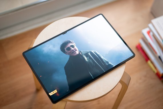 '갤럭시탭S8 울트라'에서 동영상 콘텐츠를 재생한 모습. 14.6인치 대화면을 통해 몰입감을 높일 수 있다. 2022.2.27/뉴스1 © News1 이기범 기자