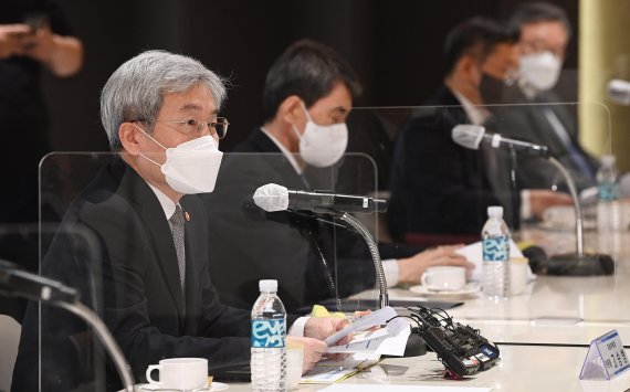 고승범 금융위원장이 2월 28일 서울 명동 은행회관에서 열린 '금융위원장 초청 은행장 간담회'에서 모두발언을 하고 있다. 이날 간담회에서 고 위원장과 은행장들은 소상공인 대출 만기연장 및 이자 상환유예 조치 연장 방안 등을 논의했다. 사진=박범준 기자