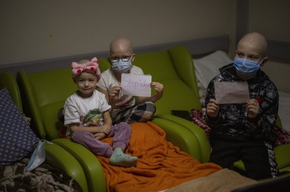 항암치료를 받고 있는 우크라이나 어린이들이 지하 병실에서 'Stop War'라고 적힌 종이를 들고 있다.사진=뉴시스 외신화상