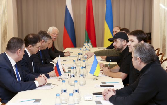 [고멜=AP/뉴시스]28일(현지시간) 벨라루스 고멜에서 러시아 대표단(왼쪽)과 우크라이나 대표단이 협상을 시작했다. 2022.2.28.