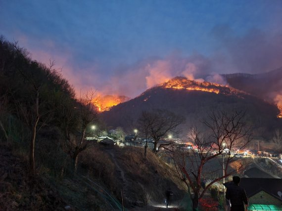 [합천=뉴시스] 김기진 기자= 28일 오후 경남 합천군 율곡면에서 발생한 산불이 급속하게 번지고 있다. 2022.02.28. (사진=경남소방본부 제공). photo@newsis.com