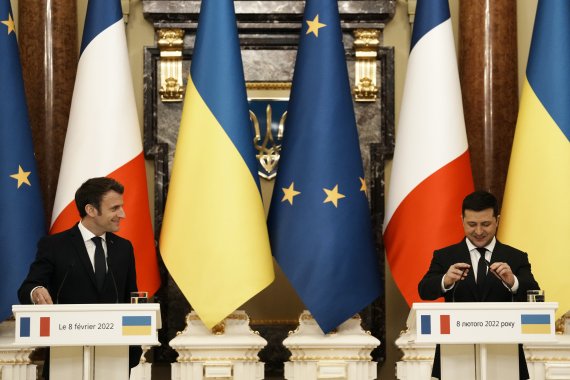 [키예프(우크라이나)=AP/뉴시스] 에마뉘엘 마크롱 프랑스 대통령과(왼쪽) 볼로디미르 젤렌스키 우크라이나 대통령이 8일(현지시간) 우크라이나 수도 키예프에서 정상회담 후 공동 기자회견을 하고 있다. 2022.02.09