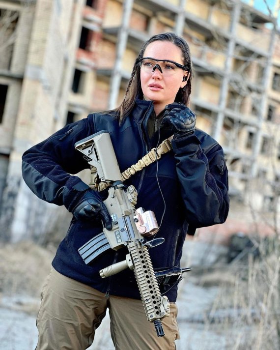 러시아의 침공에 맞서 우크라이나 시민들이 결사항전에 나선 가운데 전 미스 우크라이나 출신 아나스타시아도 인스타그램에 총을 든 사진을 게재했다. 출처; Instagram / anastasiia.lenna *재판매 및 DB 금지