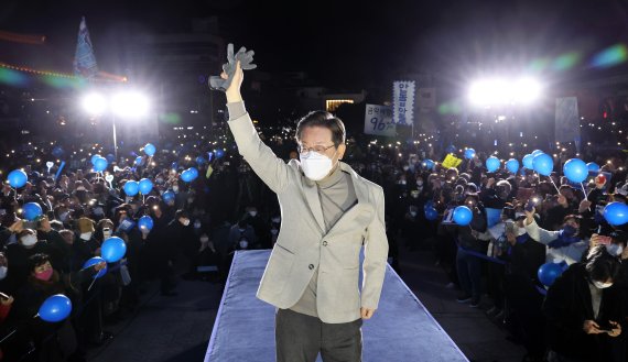 이재명 더불어민주당 대선 후보가 28일 경북 안동 웅부공원에서 유세를 열고 지지를 호소하고 있다. 2022.02.28. 사진=뉴시스