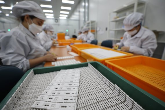 경기도 수원시 권선구 래피젠 수원공장에서 직원들이 코로나19 자가검사키트를 생산하고 있다. 2022.2.14/뉴스1 © News1 김영운 기자