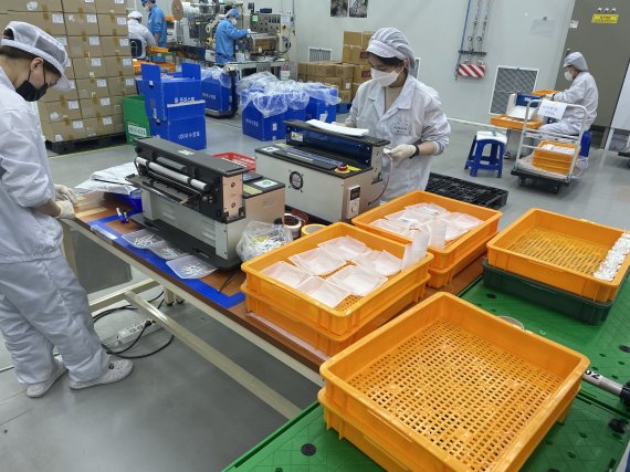 경기도 수원시 래피젠 공장에서 생산 직원들이 자가검사키트를 만들고 있다. © 뉴스1 신윤하 기자