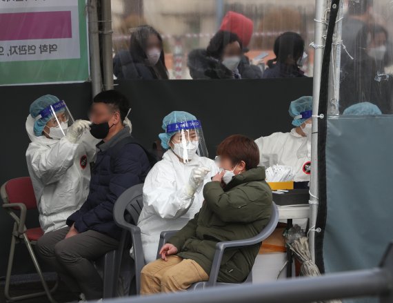 서울역 선별진료소에서 시민들이 신종 코로나바이러스 감염증(코로나19) 신속항원검사를 받고 있다. 2022.2.28/뉴스1 © News1 신웅수 기자