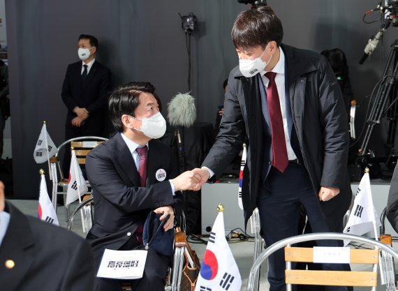 김용남 "단일화하면 安에 줄 건 당대표" 김철근 "참 한심..알고 말하나"