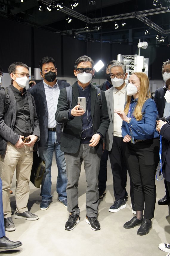 (왼쪽에서 세번째) 황현식 LG유플러스 대표가 MWC 2022 에릭슨 부스에서 AR글래스를 체험하고 있다. (LG유플러스 제공) © 뉴스1