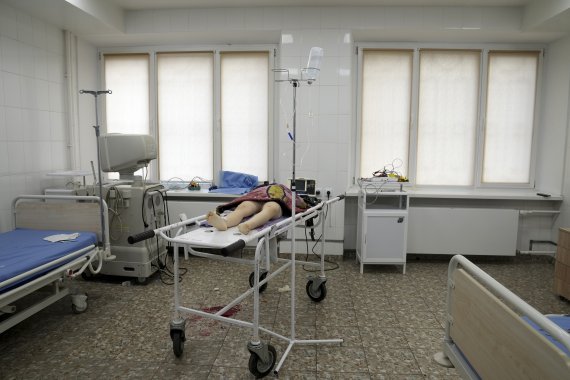 [마리우폴/AP=뉴시스] 우크라이나 동부 마리우폴 시립병원에 지난 2월27일(현지시간) 러시아군 포격으로 부상한 6세 소녀가 이송됐지만 결국 사망했다. 2022.03.01.