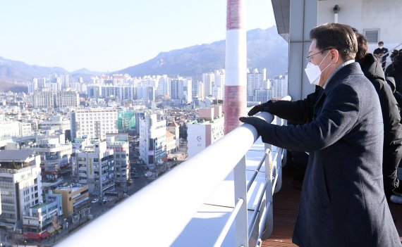 이재명 더불어민주당 대선 후보가 13일 서울 노원구의 한 건물에 올라 일대 노후아파트를 둘러보고 있다. 2022.1.13/뉴스1 © News1 국회사진취재단