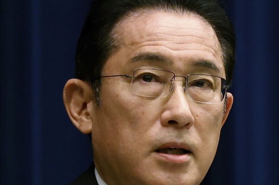 [도쿄(일본)=AP/뉴시스]지난 25일 기시다 후미오 일본 총리가 총리 관저에서 기자회견을 가지고 발언하고 있다. 2022.02.28.