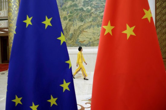 유럽연합(EU)기(왼쪽)와 중국의 오성홍기(오른쪽) © 로이터=뉴스1
